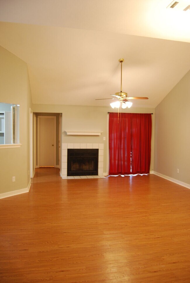 Foto del edificio - 304 Indian Summer Ln