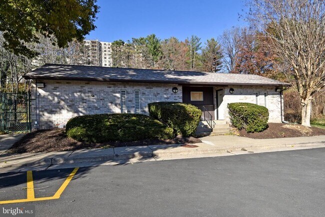 Foto del edificio - 6135 Edsall Rd