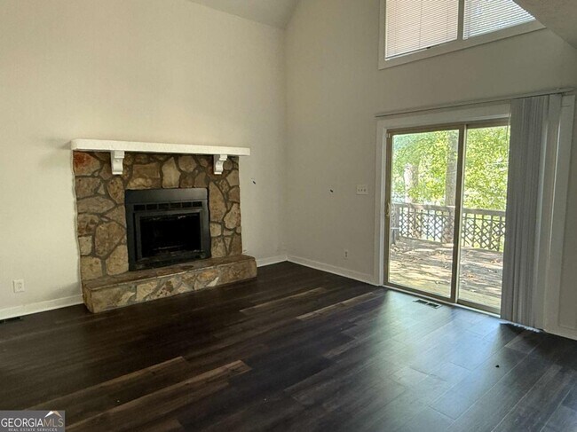 Foto del edificio - 8439 Lake Dr