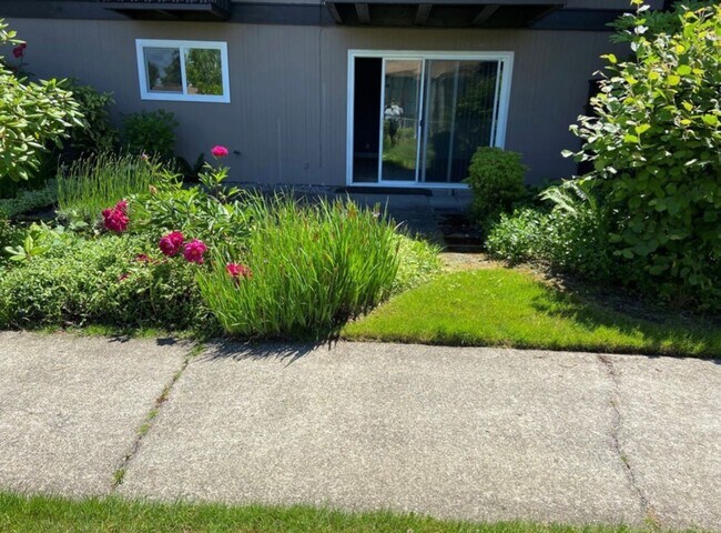 Building Photo - Benson Hill 1 bed 1 bath condo with patio