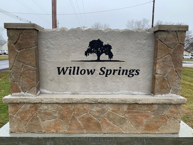 Building Photo - 1710 Willow View Rd