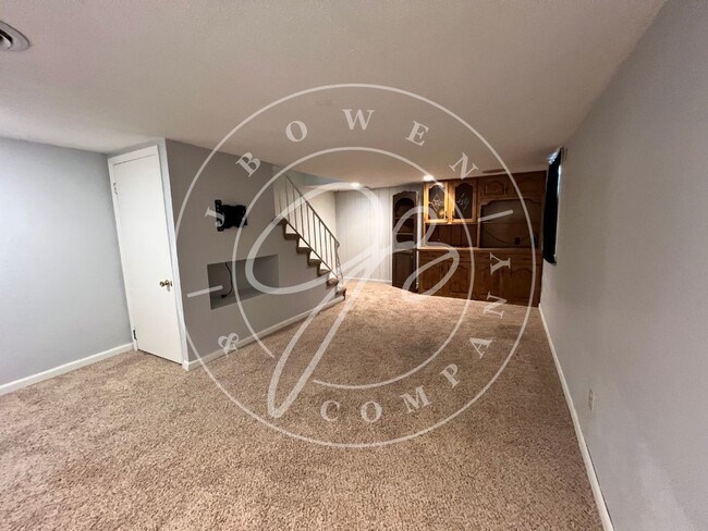 Building Photo - "Spacious 2 to 3 Bedroom condo with Finish...