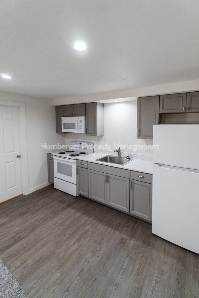 Building Photo - 911 E Bridgeport Ave