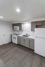 Building Photo - 911 E Bridgeport Ave