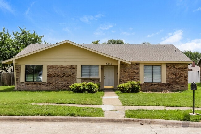 Building Photo - 2505 Crown Cir