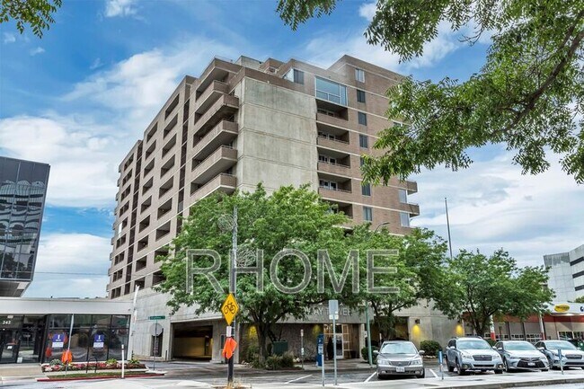 Foto del edificio - 230 E Broadway