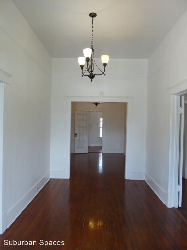 Building Photo - 3 br, 1 bath House - 815 W. Russell Pl.