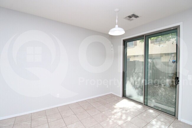 Foto del edificio - 8147 W Lynwood St