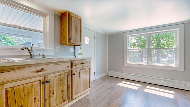 Building Photo - 10 Riverbank Ct