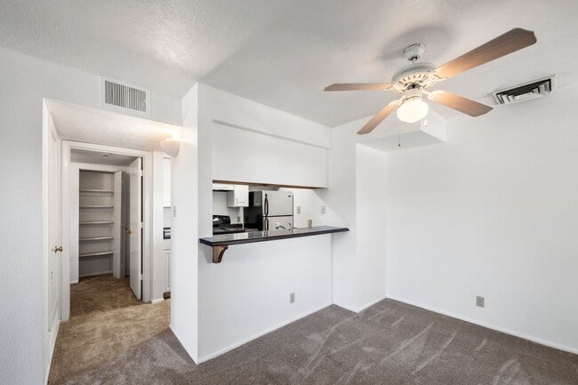 Foto del edificio - Bright One-Bedroom Retreat at The Reserve