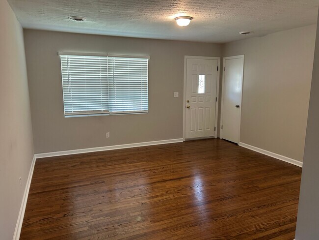 Foto del edificio - 2055 Fernwood Cir