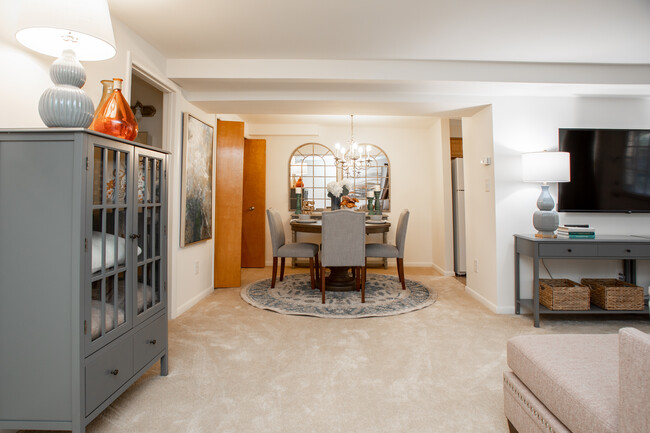 Dining Room - Spring Hill Apartments & Townhomes