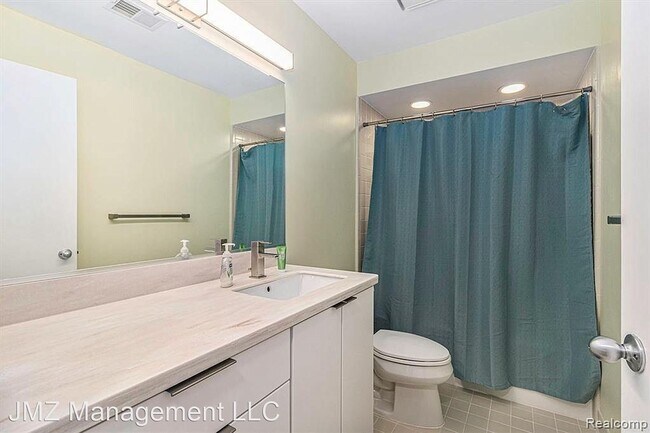 Building Photo - 2 br, 2 bath House - 30414 Orchard Lake Rd...