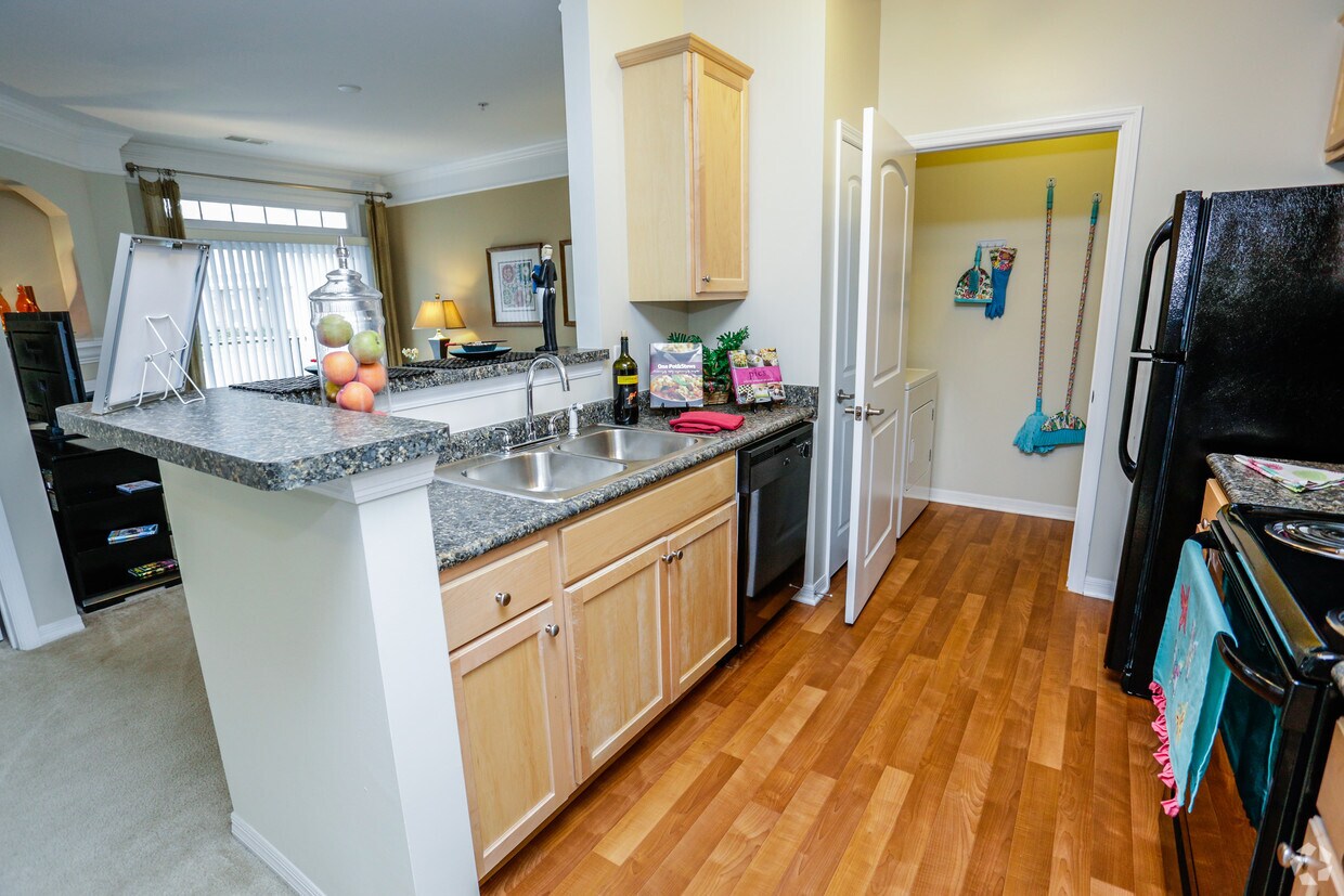 Monticello at Town Center Apartments Hampton, VA