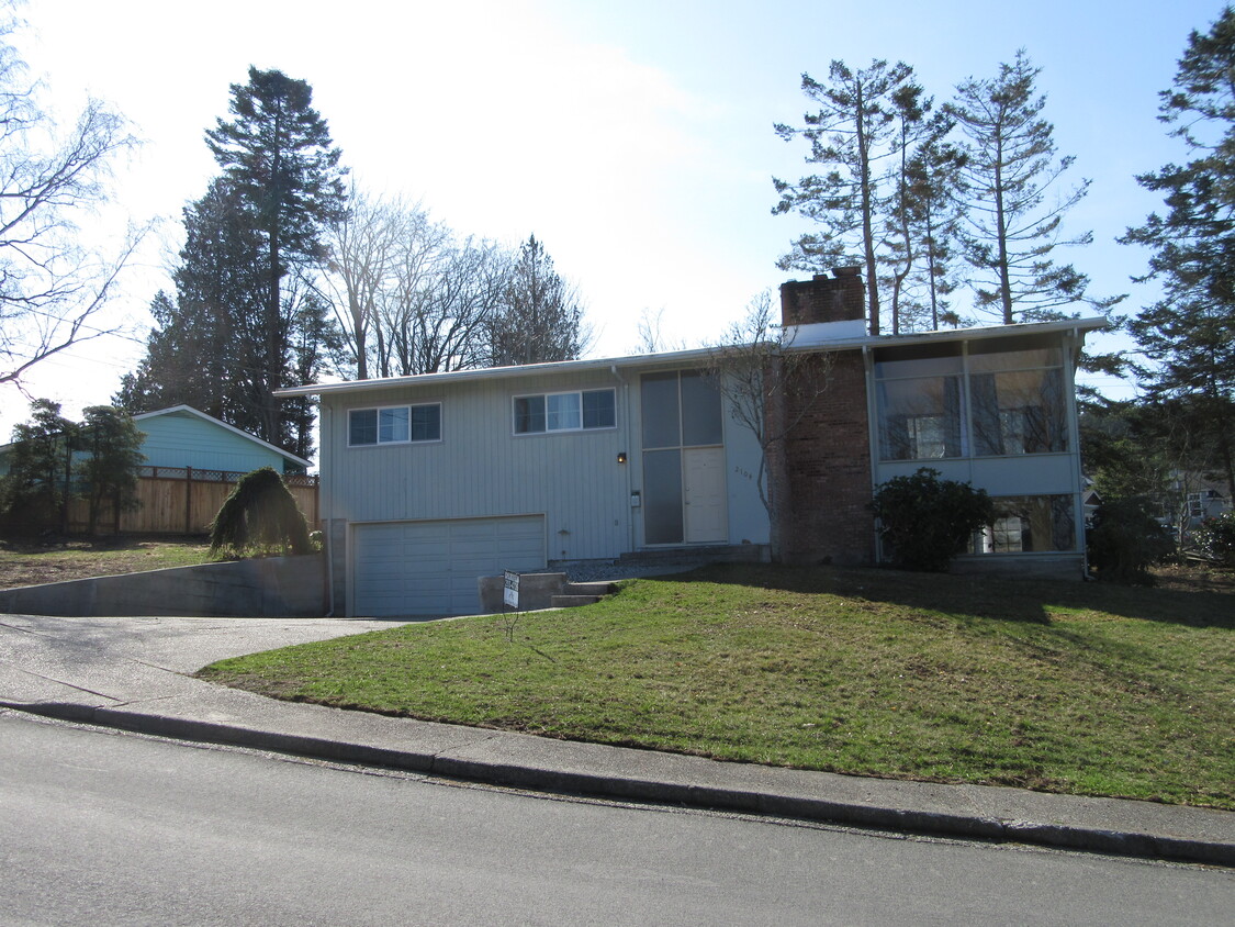 Primary Photo - 2104 E Ave