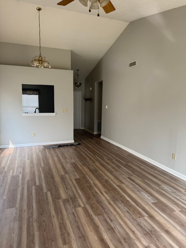 Foto del edificio - 5931 Cedar Lake Dr