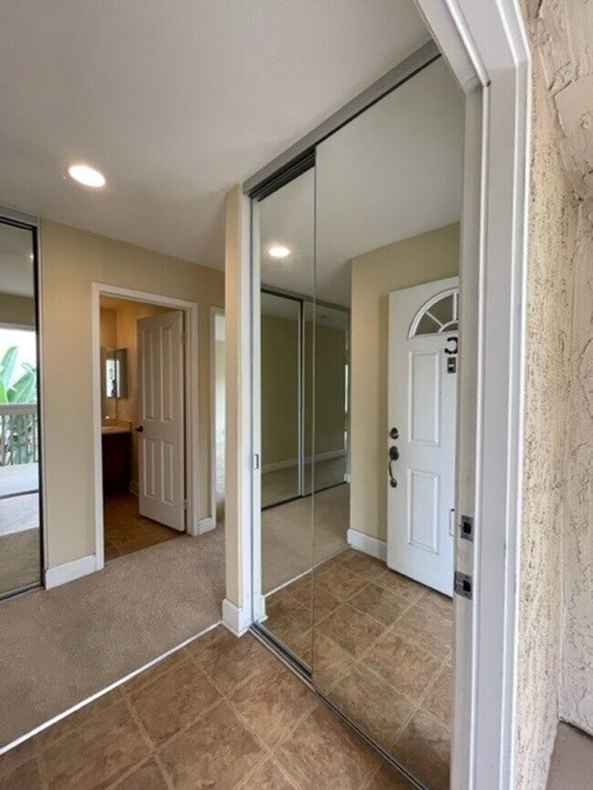 Foto del edificio - 2 bedroom, 2 bath top floor condo in La Jolla