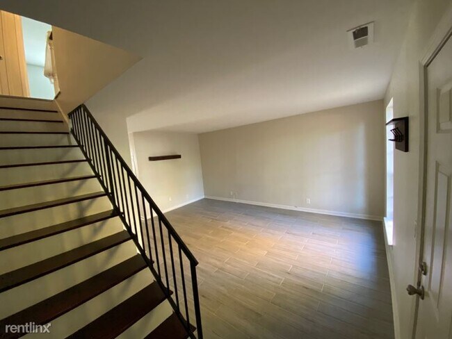 Building Photo - 2 br, 1.5 bath Townhome - 1611 Stokes Lane