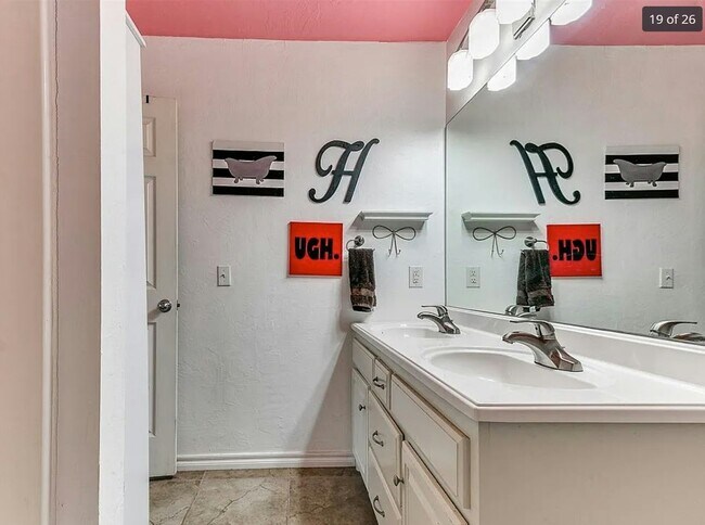 Foto del edificio - 401 E 8th St