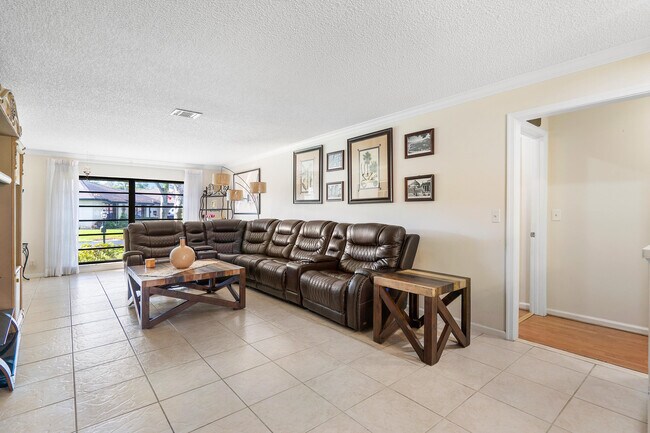 Foto del edificio - 4855 Equestrian Rd