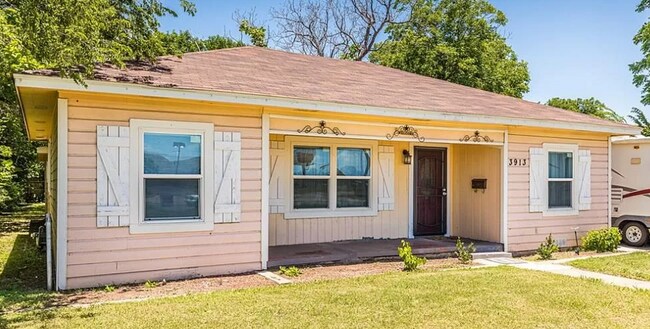 Foto del edificio - 3913 Roselawn Dr