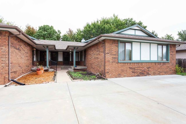 Building Photo - 1538 N Evergreen Ln