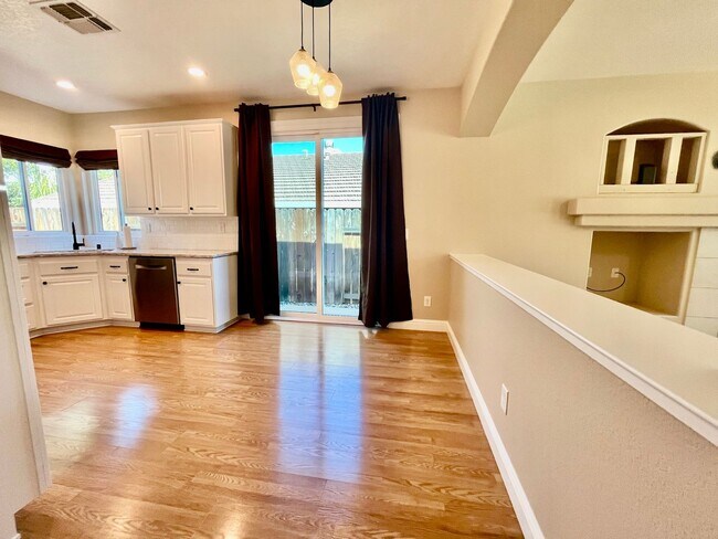 Building Photo - Great Home available immediately