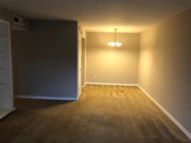 Building Photo - 5625 Antoine Dr
