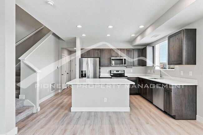 Foto del edificio - Spacious Townhouse with Central AC and 2-Car Garage