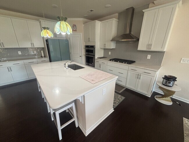 Foto del edificio - Room in House on Aintree Ave