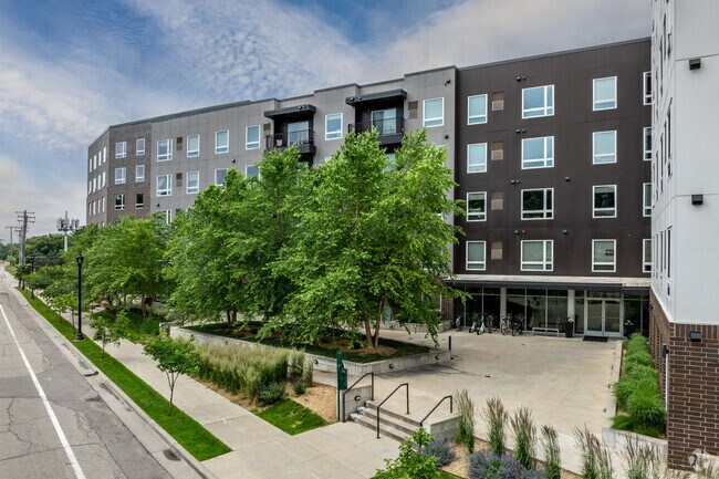 Entrada al patio principal por 27th Ave SE - The Arrow Apartments