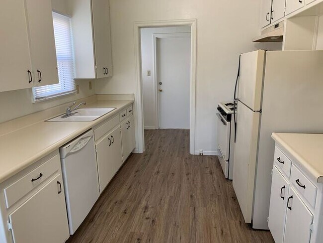 Building Photo - Charming 1 Bedroom apartment in SE Visalia!