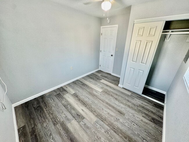Building Photo - Spacious 2BD/1BA on 2nd Floor with In-Unit...