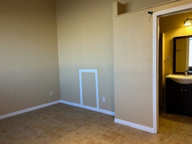 Building Photo - Mandalay Shores - OS
