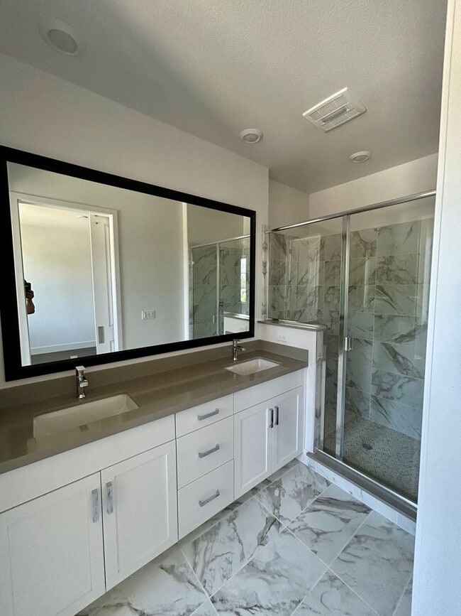 Foto del edificio - Brand new townhouse, 3 bed / 3 bath, 2 car...