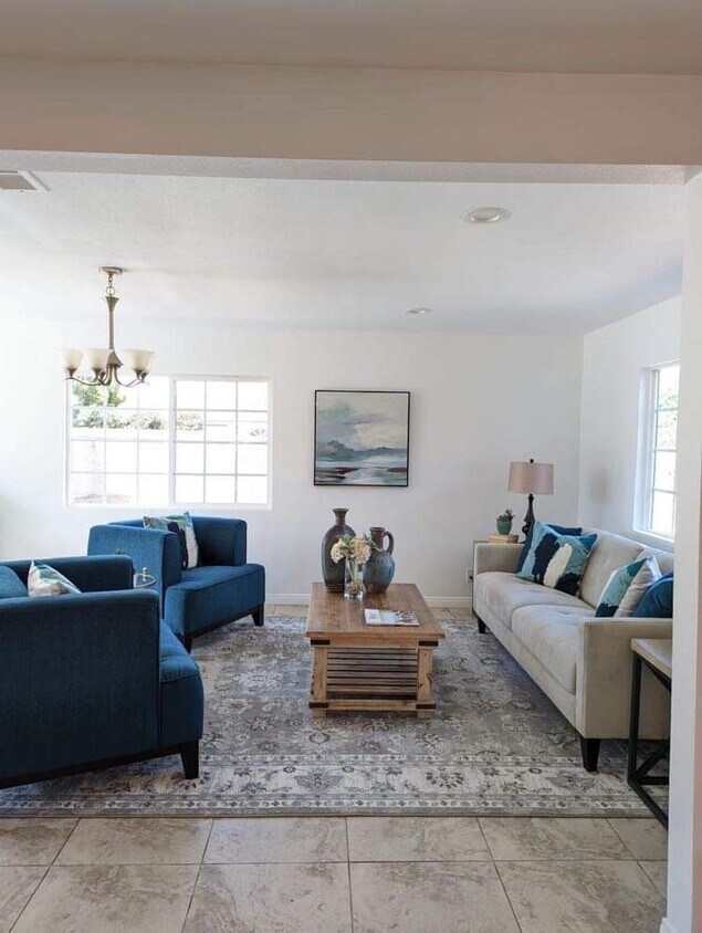 Foto principal - 1837 W Cerritos Ave