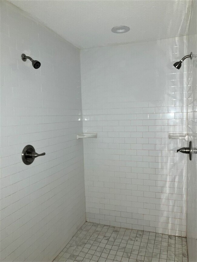 Foto del edificio - BEAUTIFUL! 2000 sq ft 3BR/2BA Home For Rent!