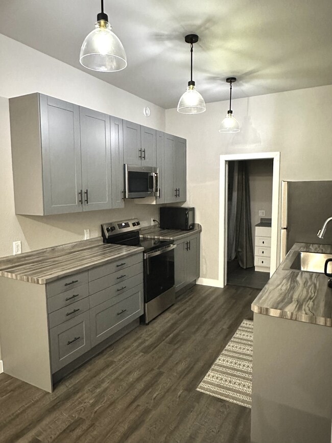 Building Photo - 328 3rd St