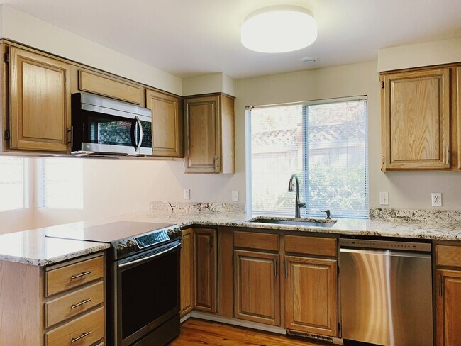 Building Photo - 3Bd/2.5Ba Kirkland Townhome