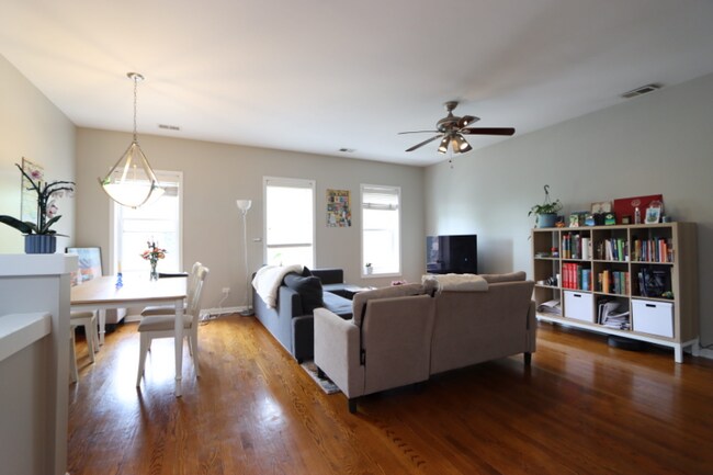 Building Photo - 837 S Laflin St