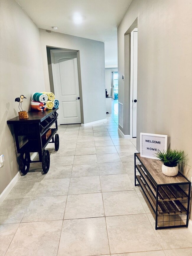 Foto del edificio - Elegant Lakeside Rental Home In Resort-Sty...