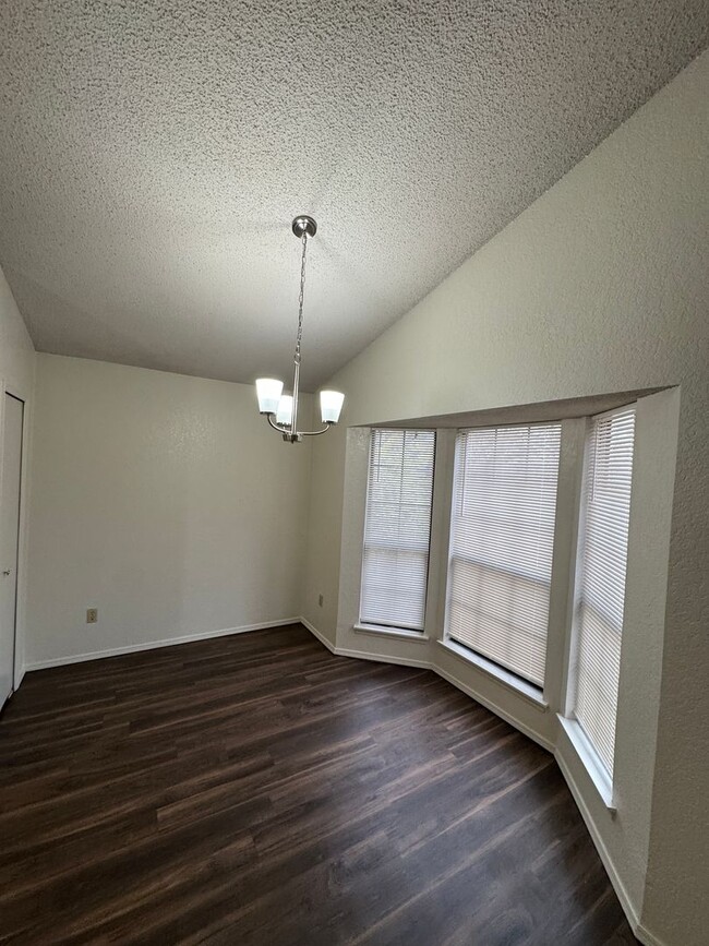 Building Photo - 3 bed 2 bath , fireplace, new paint. Ready...