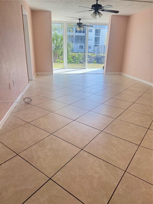 Foto del edificio - 8590 Sunrise Lakes Blvd