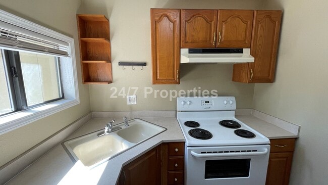 Building Photo - Charming 2 BD | 1 BA House w/ Huge Backyar...