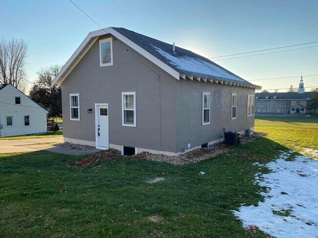Building Photo - 3 bedroom Single Family Home with 3 car ga...