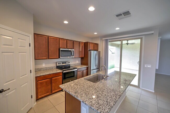 Foto del edificio - 4 Bedroom with new carpet and new interior paint in Saguaro Trails!