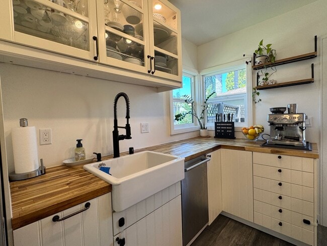 Foto del edificio - Charming, Remodeled Home with Backyard Studio, Lush Garden, and Chef’s Kitchen Near SDSU
