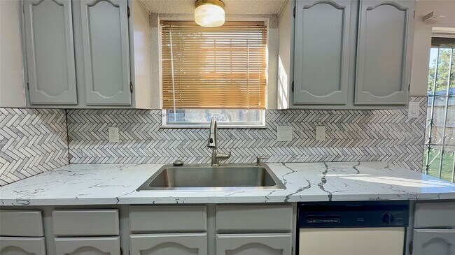 Building Photo - 12715 Middlesbrough Ln