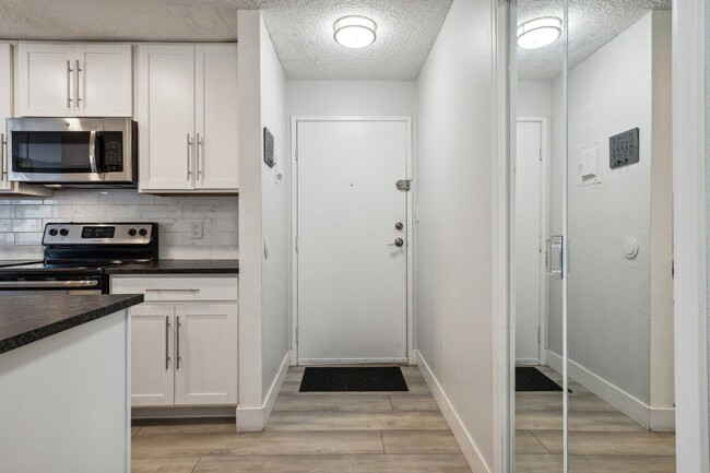 Building Photo - Charming 2BR Condo in Denver