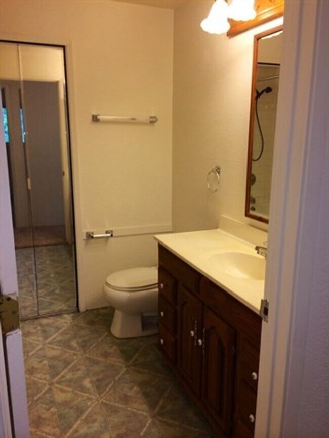 Foto del edificio - Preleasing Now: Large 6 bed/2 bath home!